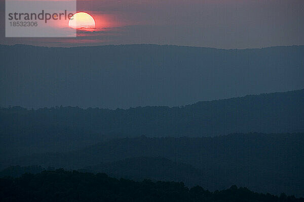 Sonnenuntergang über Bergkämmen in Big Valley  Tennessee  USA; Tennessee  Vereinigte Staaten von Amerika