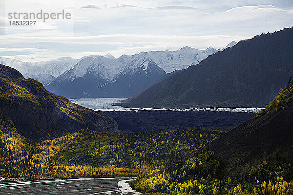 Herbstansicht des Matanuska-Gletschers  eines Gebirgsgletschers in Alaska  der sich in einem 27 Meilen langen Tal bildet und von dort in den Matanuska-Fluss mündet; Alaska  Vereinigte Staaten von Amerika