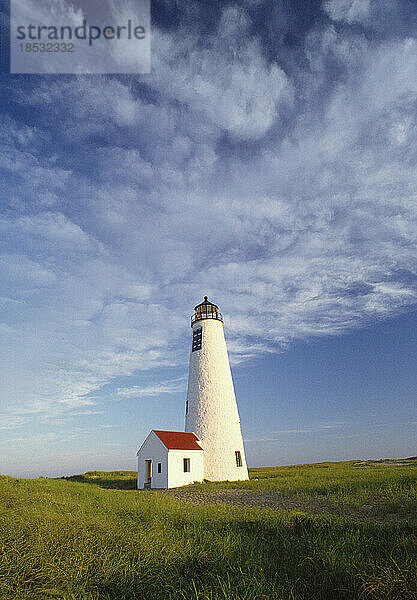 Himmel voller Schäfchenwolken über dem Great Point Lighthouse; Nantucket Island  Massachusetts  Vereinigte Staaten von Amerika