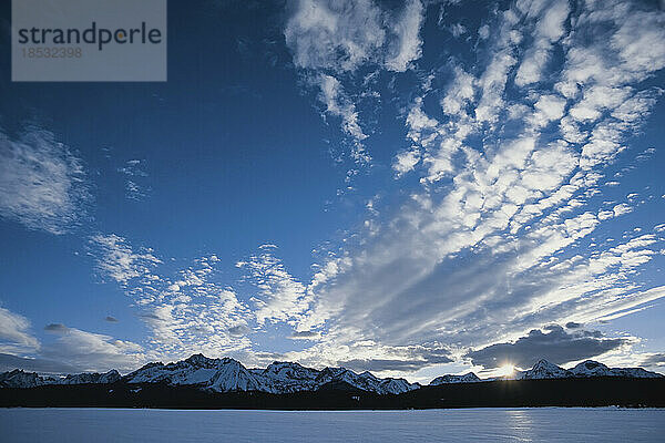 Wolkige Wolken füllen den Himmel über der Sawtooth Range in Idaho  USA; Stanley  Idaho  Vereinigte Staaten von Amerika