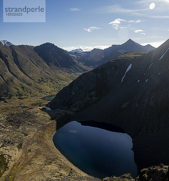 Atemberaubende Aussicht auf den Deep Lake  umgeben von den Chugach Mountains mit dem Williwaw Peak in der Ferne im Chugach State Park; Anchorage  Alaska  Vereinigte Staaten von Amerika