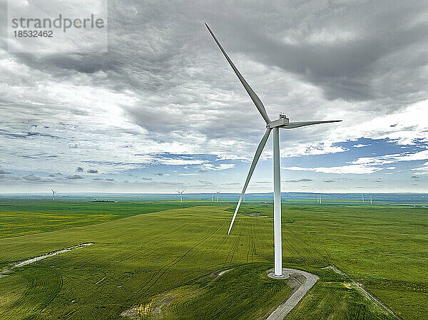 Große Windkraftanlage in einer weitläufigen Landschaft und einem bewölkten Himmel  nordöstlich von Waterton  Alberta; Alberta  Kanada