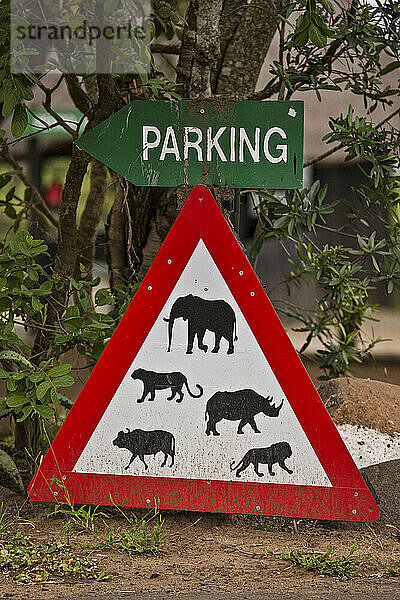 Parkplatzschild neben einem Wildtierschild im Hluhluwe-Imfolozi-Park; Südafrika