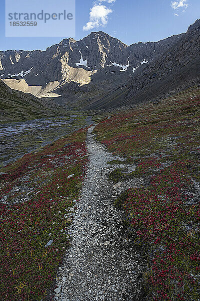 Herbstblick auf den alpinen Wanderweg in den Chugach Mountains entlang des Williwaw Lakes Trail im Chugach State Park; Anchorage  Alaska  Vereinigte Staaten von Amerika