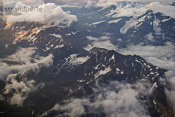 Wolken und die schroffen Gipfel der Chugach Mountains östlich von Anchorage  Alaska  USA; Alaska  Vereinigte Staaten von Amerika