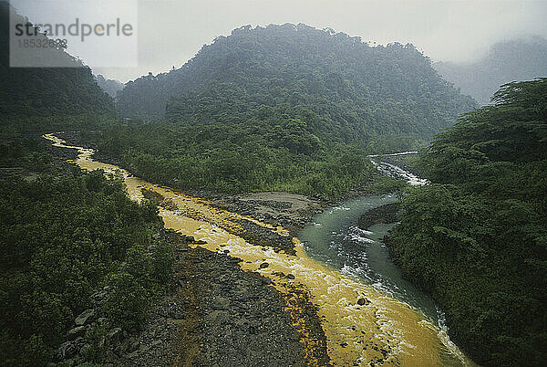 Bodenerosion in einem Regenwald in Costa Rica; Costa Rica