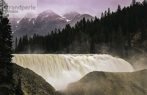 Donnernder Wasserfall am Kicking Horse River im Yoho-Nationalpark  BC  Kanada; British Columbia  Kanada