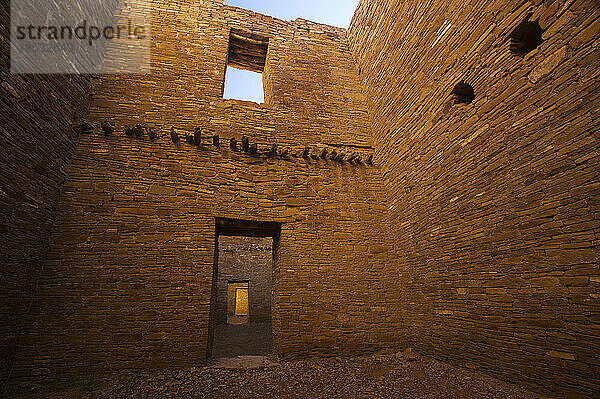 Innenraum eines restaurierten Gebäudes im Pueblo Bonito im Chaco Culture National Historical Park  New Mexico  USA; New Mexico  Vereinigte Staaten von Amerika