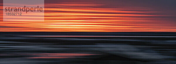 Panoramabild eines abstrakten Sonnenuntergangs  erstellt durch eine Schwenktechnik; Churchill  Manitoba  Kanada