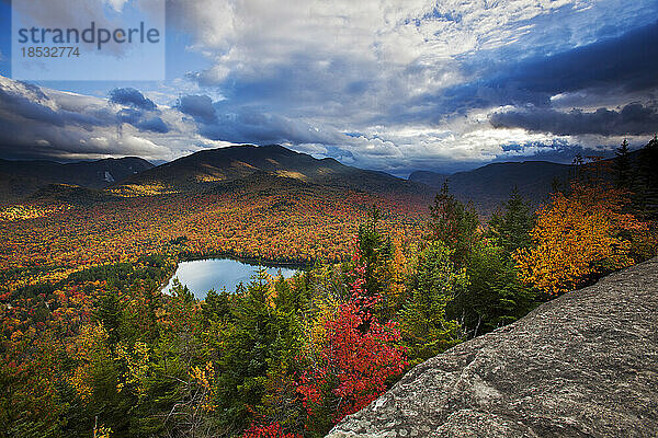 Leuchtende Herbstfarben im Adirondack Park  mit Blick auf den Heart Lake und die Algonquin- und Wright-Gipfel der Adirondack Mountains; New York  Vereinigte Staaten von Amerika