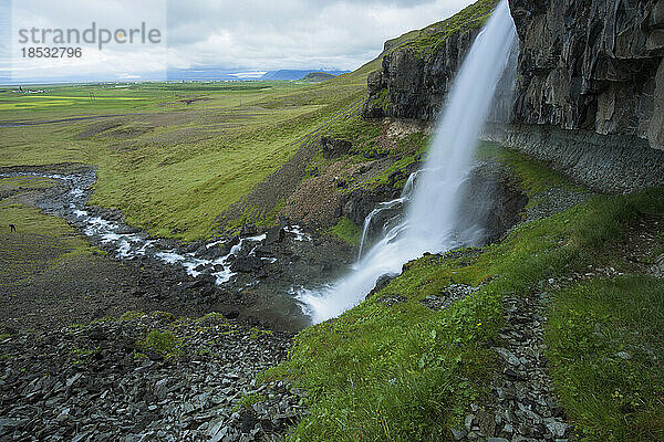 Schöner Wasserfall in einer weiten isländischen Landschaft  in der Nähe des Vatnajokull  Island; Island