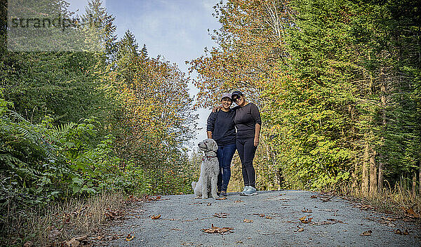 Porträt von zwei Frauen mit einem Hund in einem Park; Vancouver Island  British Columbia  Kanada
