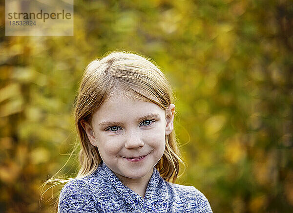 Porträt eines Mädchens mit blauen Augen und blondem Haar im Freien im Herbst; Edmonton  Alberta  Kanada