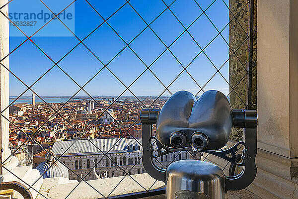 Teleskopbetrachter auf dem Glockenturm des Markusdoms mit Blick auf die Stadt Venedig; Veneto  Venedig  Italien