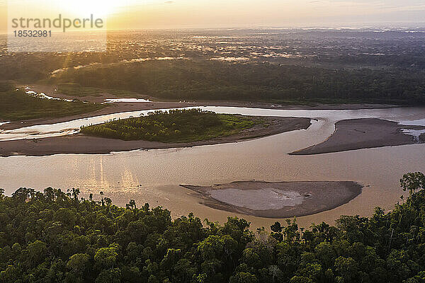 Luftaufnahme der Flüsse und der bewaldeten Landschaft des Tambopata-Reservats im Amazonasbecken im Südosten Perus in der Dämmerung; Puerto Maldonado  Madre de Dios  Peru
