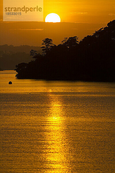 Goldener Sonnenaufgang über der Barro-Colorado-Insel im Gatun-See des Panamakanals; Panama