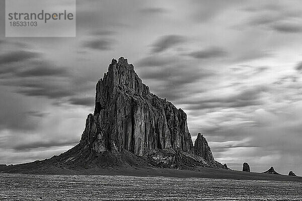 Schwarz-Weiß-Bild von Shiprock in der Hochwüstenebene der Navajo Nation in New Mexico  USA; Shiprock  New Mexico  Vereinigte Staaten von Amerika