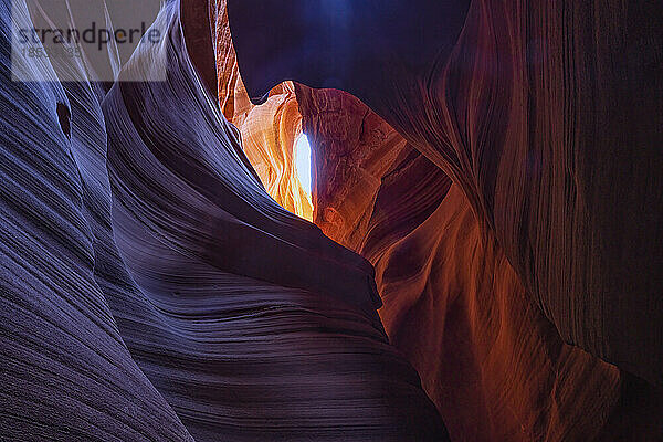 Slot Canyon in der Nähe von Page  Arizona. Wind und Wasser erzeugen erstaunliche Streifen im Sandstein in einem atemberaubenden Beispiel für Erosion; Page  Arizona  Vereinigte Staaten von Amerika