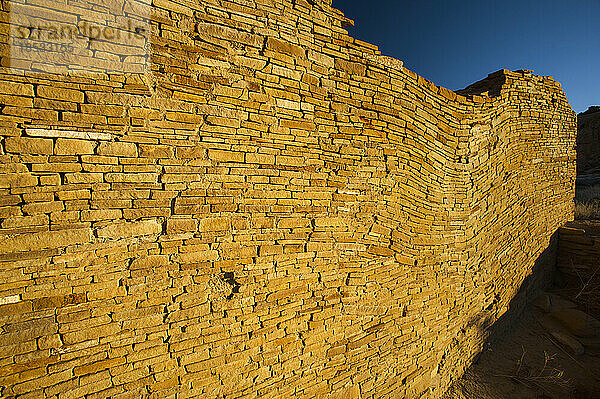 Restaurierte Mauer bei Chetro Ketl im Chaco Culture National Historical Park  New Mexico  USA; New Mexico  Vereinigte Staaten von Amerika