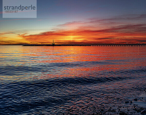 Lebendiger Sonnenuntergang und Pier in White Rock  BC  Kanada; British Columbia  Kanada