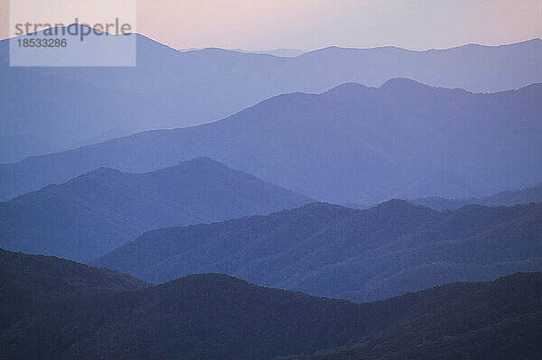 Silhouettierte Berge in der Dämmerung im Great Smoky Mountains National Park  an der Grenze zwischen North Carolina und Tennessee; North Carolina/Tennessee  Vereinigte Staaten von Amerika