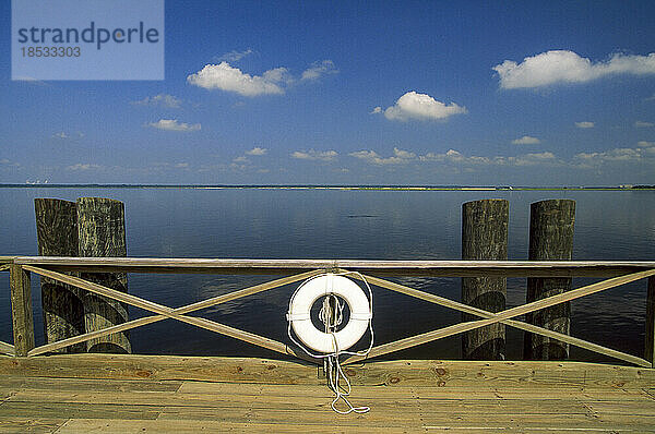 Schwimmhilfe an einem Pier an der Küste von Georgia  USA; Cumberland Island  Sea Islands  Georgia