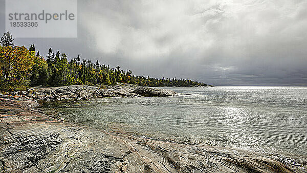 Felsige Küste des Lake Superior im Herbst; Terrace Bay  Ontario  Kanada