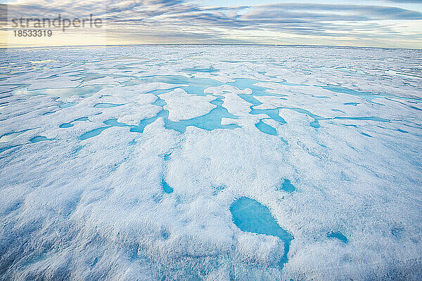 Meereis oder gefrorenes Meerwasser  das sich im Ozean bildet  wächst und schmilzt; Baffininsel  Nunavut  Kanada