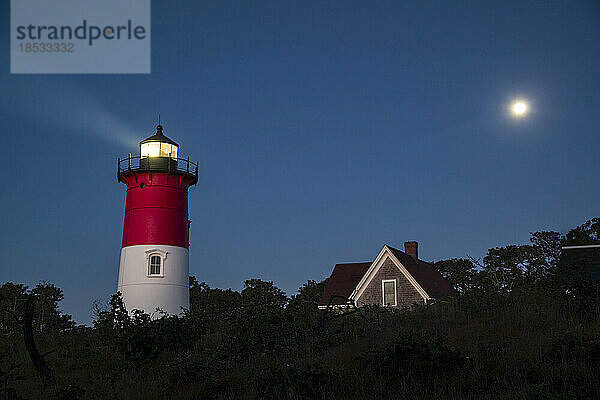 Nauset Light beleuchtet bei Nacht; Eastham  Cape Cod  Massachusetts  Vereinigte Staaten von Amerika