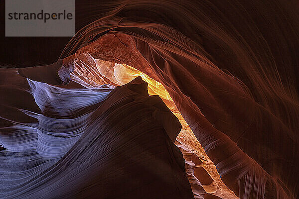 Slot Canyon in der Nähe von Page  Arizona. Wind und Wasser erzeugen erstaunliche Streifen im Sandstein in einem atemberaubenden Beispiel für Erosion; Page  Arizona  Vereinigte Staaten von Amerika