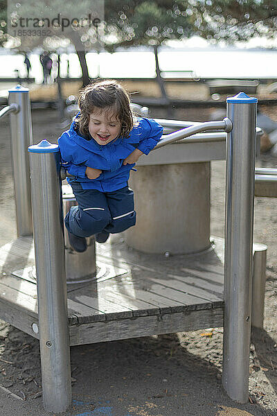 Mädchen im Vorschulalter spielt auf einem Spielplatz am Ambleside Beach in West Vancouver; West Vancouver  British Columbia  Kanada