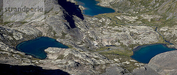 Blick über alpine Seen und zerklüftetes Gelände entlang des Williwaw Lakes Trail in den Chugach Mountains; Anchorage  Alaska  Vereinigte Staaten von Amerika