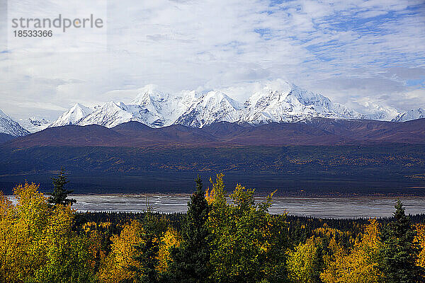 Atemberaubender Herbstblick auf die Rainbow Ridge Mountains mit McCallum Creek im Vordergrund; Alaska  Vereinigte Staaten von Amerika