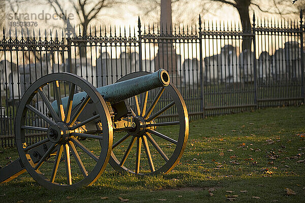 Kanone vor dem Zaun des Gettysburg National Cemetery in Pennsylvania  USA; Pennsylvania  Vereinigte Staaten von Amerika