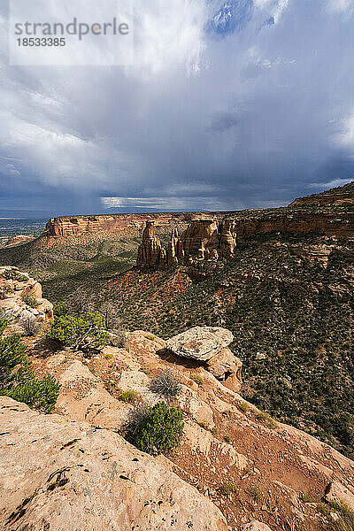 Colorado National Monument in der Nähe von Grand Junction  Colorado. Stürmische Wolken ziehen über einem dramatischen Aussichtspunkt auf; Colorado  Vereinigte Staaten von Amerika
