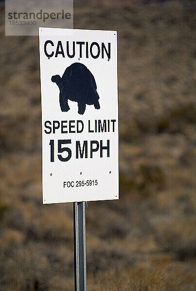 Geschwindigkeitsbegrenzungsschild (15 mph) mit einer Schildkrötensilhouette im Snow Canyon State Park  Utah  USA; Utah  Vereinigte Staaten von Amerika