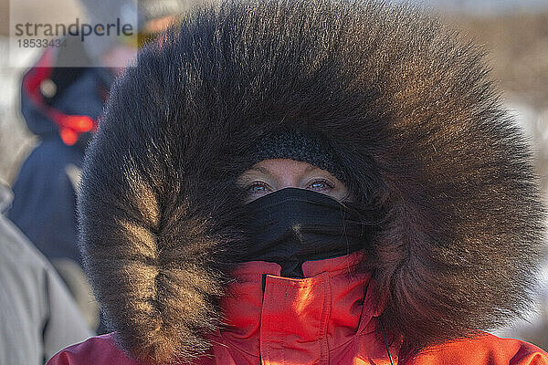 Frau in einem großen Winterparka in extremer Kälte  nur ihre blauen Augen schauen aus der pelzbesetzten Kapuze hervor; Churchill  Manitoba  Kanada