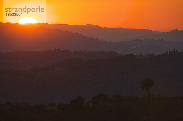 Sonnenuntergang über dem Douro-Tal in Portugal; Douro-Tal  Portugal