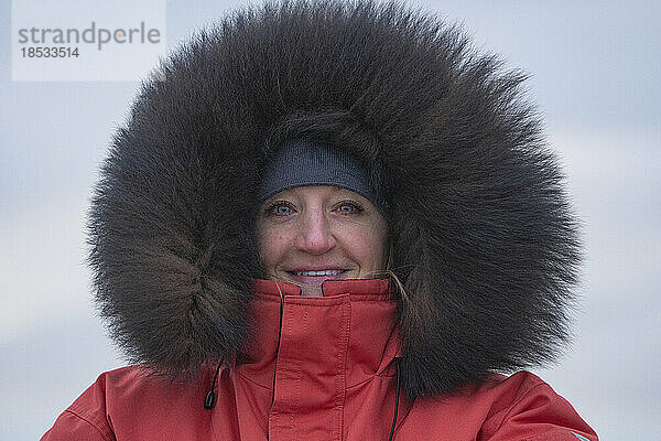 Frau in einem großen Winterparka in extremer Kälte; Churchill  Manitoba  Kanada