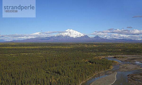 Ein atemberaubender Panoramablick auf die Wrangell Mountain Range und den Mount Sanford; Alaska  Vereinigte Staaten von Amerika