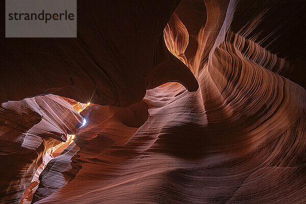 Slot Canyon in der Nähe von Page  Arizona. Wind und Wasser erzeugen erstaunliche Streifen im Sandstein in einem atemberaubenden Beispiel für Erosion; Page  Arizona  Vereinigte Staaten von Amerika