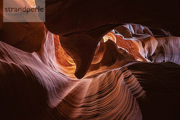 Slot Canyon in der Nähe von Page  Arizona. Wind und Wasser erzeugen erstaunliche Streifen im Sandstein in einem atemberaubenden Beispiel für Erosion; Page  Arizona  Vereinigte Staaten von Amerika