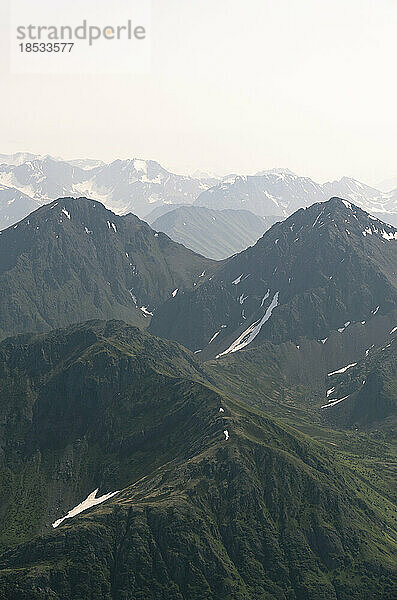 Überblick über die Berggipfel der Chugach Mountains mit einem rauchigen Dunst von Waldbränden im Chugach State Park in der Nähe von Anchorage; Anchorage  Alaska  Vereinigte Staaten von Amerika