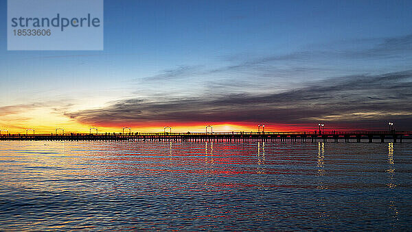 Farbenfroher Sonnenuntergang und Pier in White Rock  BC  Kanada; British Columbia  Kanada