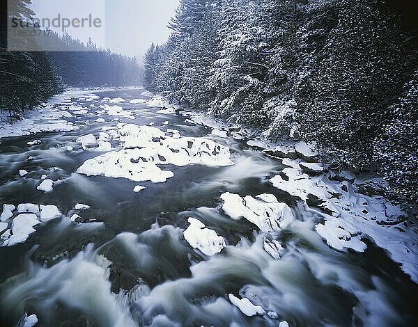 Winteransicht des Ausable River in den Adirondacks  New York  USA; New York  Vereinigte Staaten von Amerika