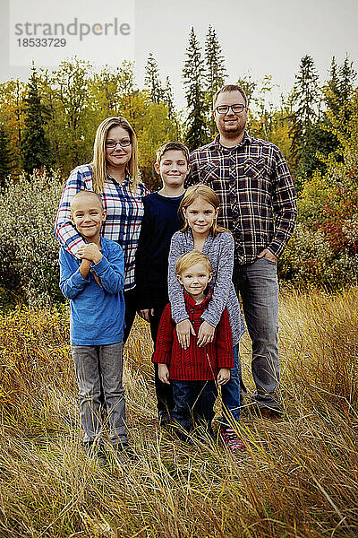 Porträt einer sechsköpfigen Familie in einem Park im Herbst; Edmonton  Alberta  Kanada