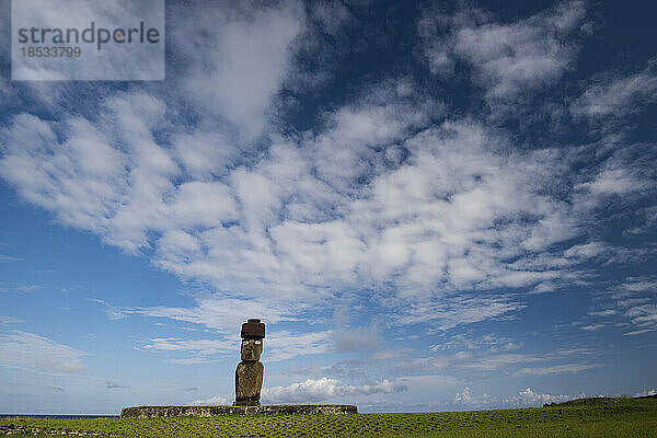 Moai mit Blick ins Landesinnere im Tahai Ceremonial Complex im Rapa Nui National Park  Chile; Hanga Roa  Osterinsel  Chile