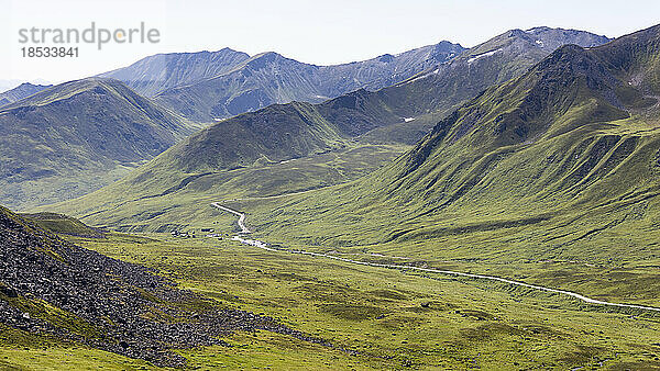 Straße durch den Hatcher Pass im Independence Mine State Historical Park in den Talkeetna Mountains; Palmer  Alaska  Vereinigte Staaten von Amerika