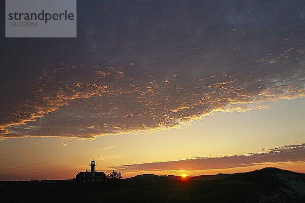 Leuchtturm auf Monomoy Island im Schatten der untergehenden Sonne  Cape Cod  Massachusetts  USA; Cape Cod  Massachusetts  Vereinigte Staaten von Amerika