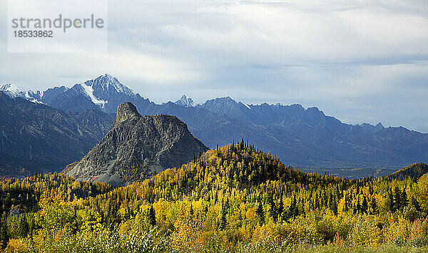 Die Herbstfarben unterstreichen die Schönheit der Gegend mit der ungewöhnlichen Felsformation Lion Head und der Chugach Mountain Range im Hintergrund; Alaska  Vereinigte Staaten von Amerika